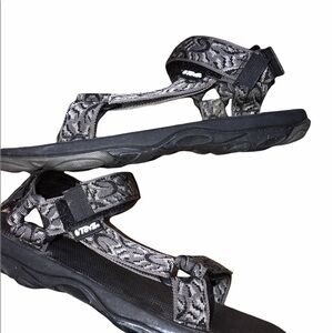 Teva size 8 men’s black hiking sandals